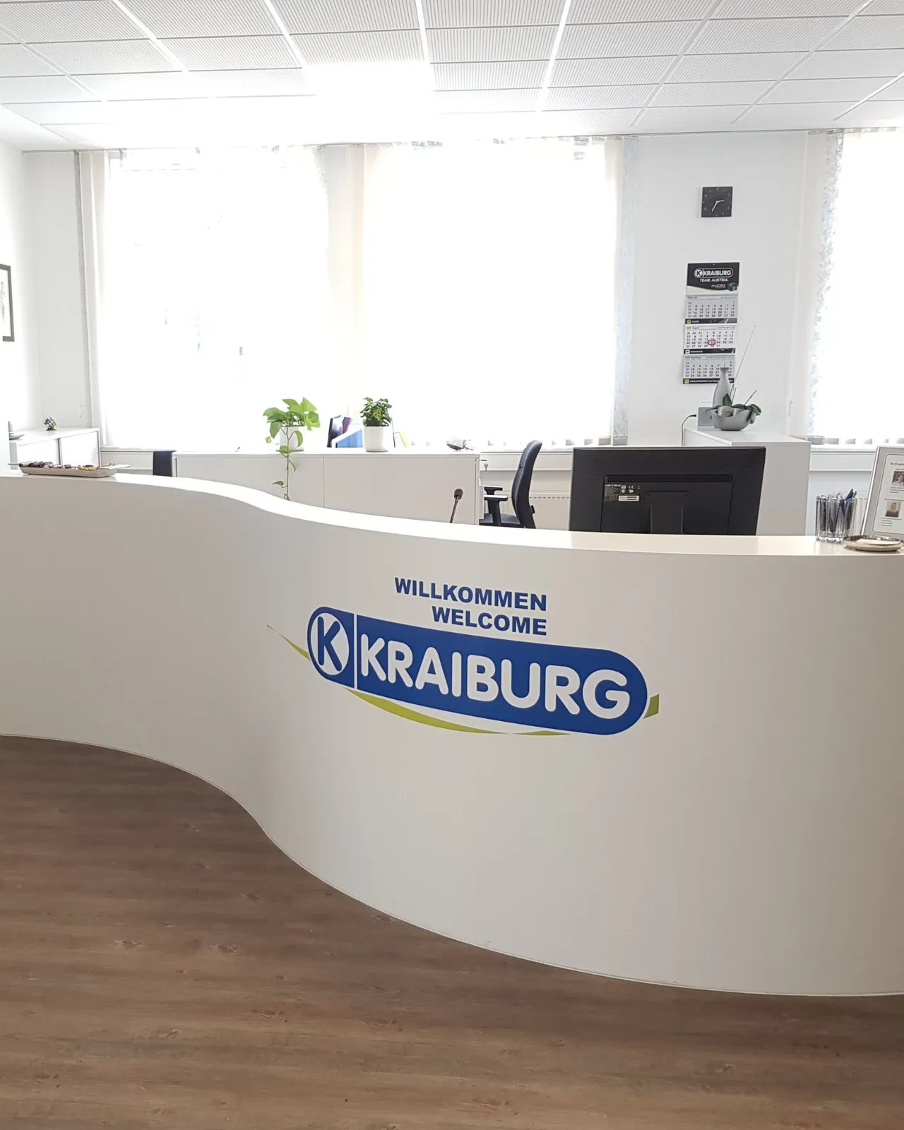 Empfangstheke für ein Gewerbeobjekt – Objektausbau von Tischlerei Penninger