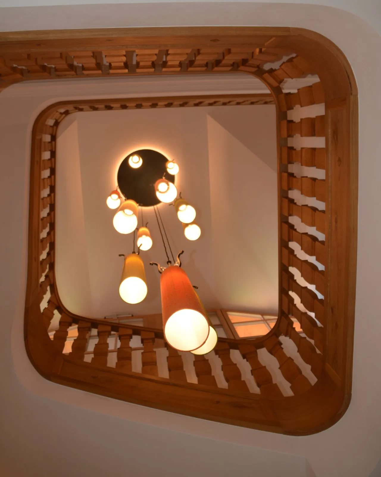 Massivholz-Treppe mit Holzgeländer über mehrere Geschosse